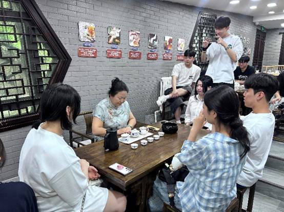 一群人坐在桌子前 AI 生成的内容可能不正确。