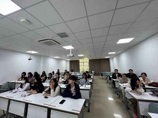 许多人在餐厅里AI 生成的内容可能不正确。