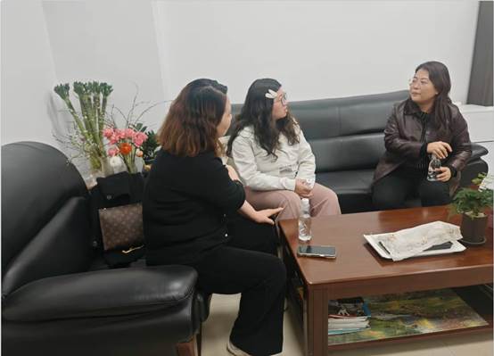 图片包含 人, 室内, 桌子, 女人AI 生成的内容可能不正确。