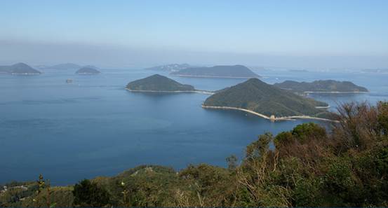 海边的山AI 生成的内容可能不正确。