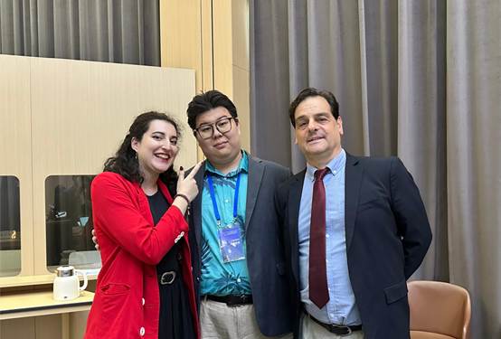 男人和女人站在一起AI 生成的内容可能不正确。