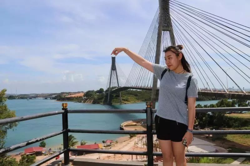 人站在船上描述已自动生成