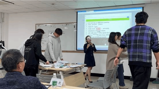 一群人站在柜台旁描述已自动生成