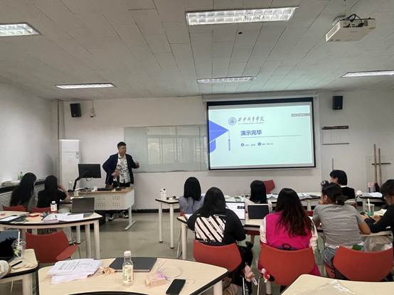 会议室里的人们AI 生成的内容可能不正确。