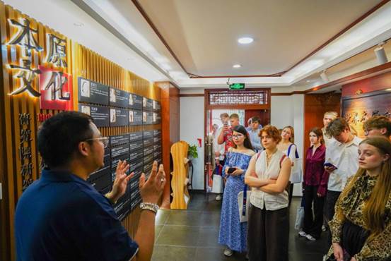 一群人站在室内 AI 生成的内容可能不正确。