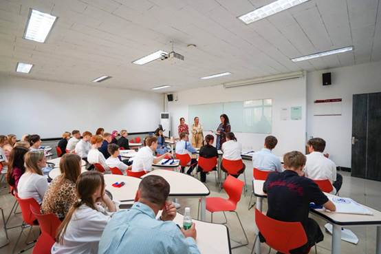 会议室里的人们 AI 生成的内容可能不正确。