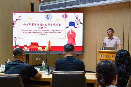 人们在看台上的人在交谈 AI 生成的内容可能不正确。