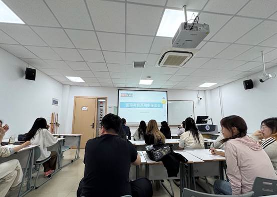 一群人在房间里交谈AI 生成的内容可能不正确。