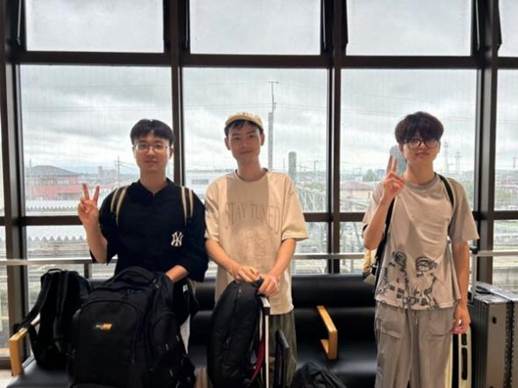 一群男人和女人站在窗户边AI 生成的内容可能不正确。