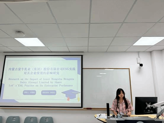 电脑前的人低可信度描述已自动生成