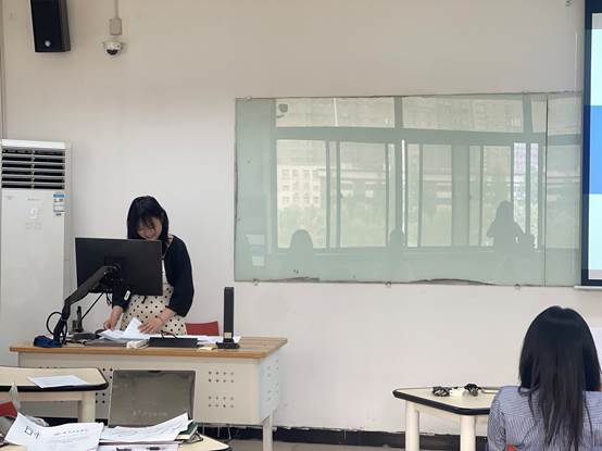 图片包含 人, 室内, 男人, 女人AI 生成的内容可能不正确。