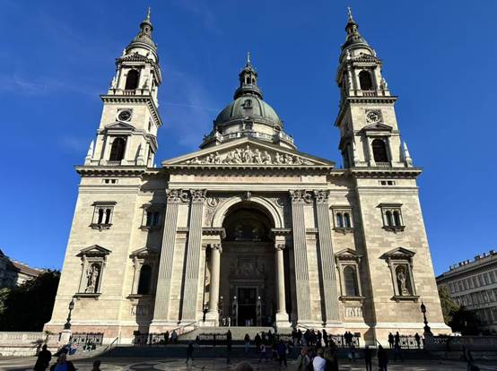 教堂的建筑AI 生成的内容可能不正确。