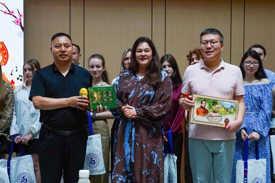 人们站在一起合影的一群人 AI 生成的内容可能不正确。