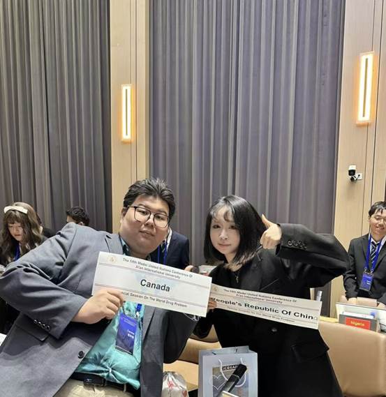 一群人在房间里AI 生成的内容可能不正确。