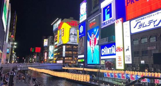 夜晚建筑亮着灯的商店AI 生成的内容可能不正确。