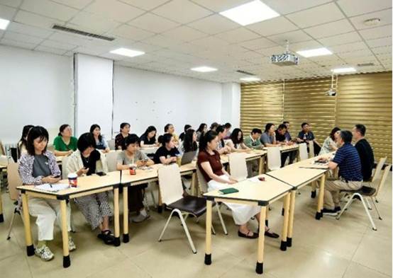 会议室里的人们 AI 生成的内容可能不正确。