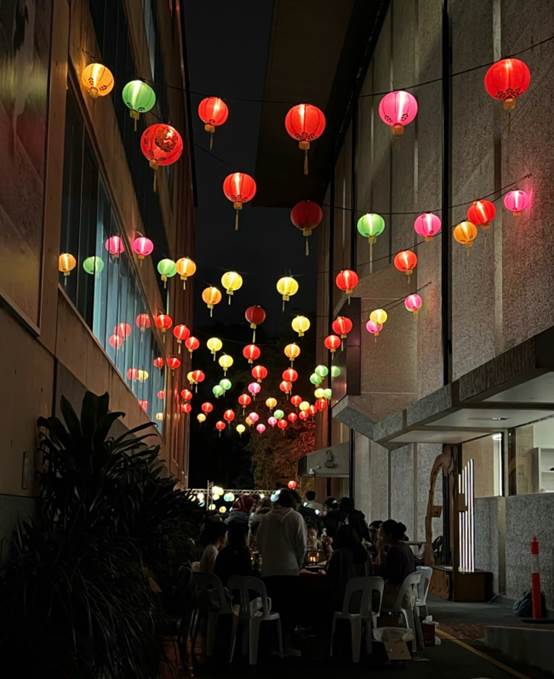 图片包含 室内, 桌子, 街道, 一群AI 生成的内容可能不正确。