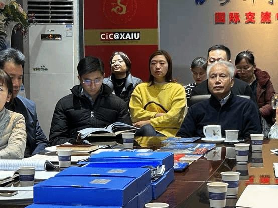 一群人坐在桌子前描述已自动生成