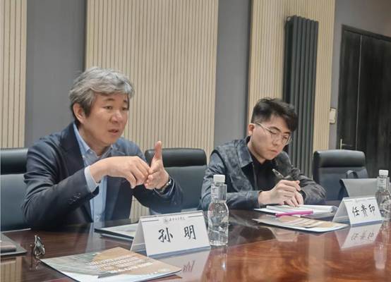 一些人在桌子前AI 生成的内容可能不正确。