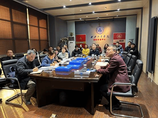 一群人在餐厅用餐描述已自动生成