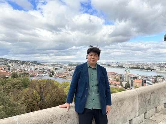 男人站在石头上AI 生成的内容可能不正确。