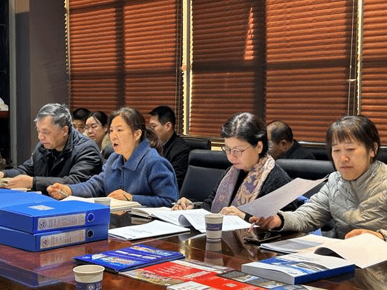 一群人坐在桌子前描述已自动生成