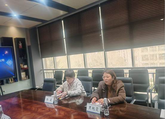 图片包含 室内, 天花板, 桌子, 男人AI 生成的内容可能不正确。