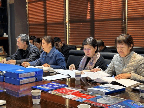 一群人坐在桌子前描述已自动生成