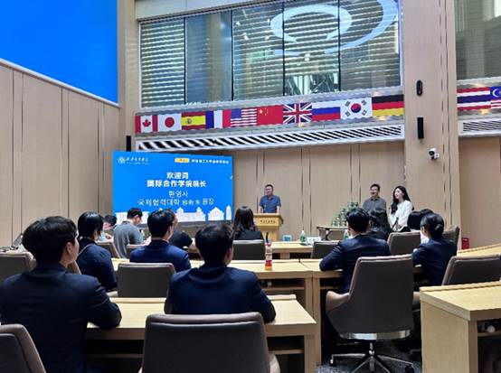 人们在看台上的人和电脑 AI 生成的内容可能不正确。