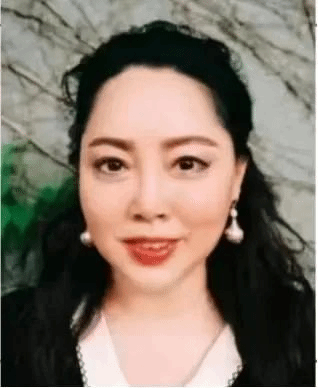 微笑的女人描述已自动生成