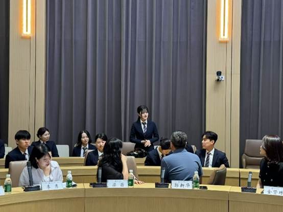 会议室里的人们 AI 生成的内容可能不正确。