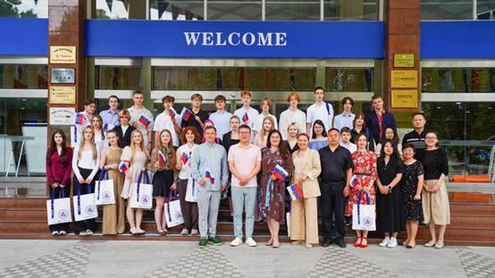 一群人站在一起 AI 生成的内容可能不正确。