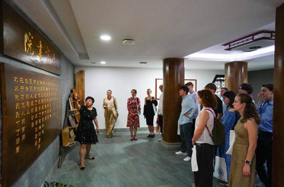 一群人站在室内 AI 生成的内容可能不正确。