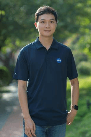 穿着蓝色衣服的男人描述已自动生成