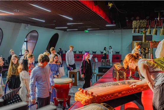 图片包含 人, 室内, 女人, 桌子 AI 生成的内容可能不正确。