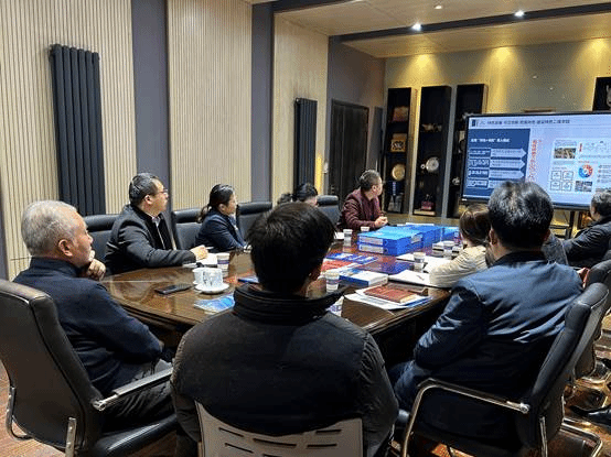 一群人坐在桌子前描述已自动生成