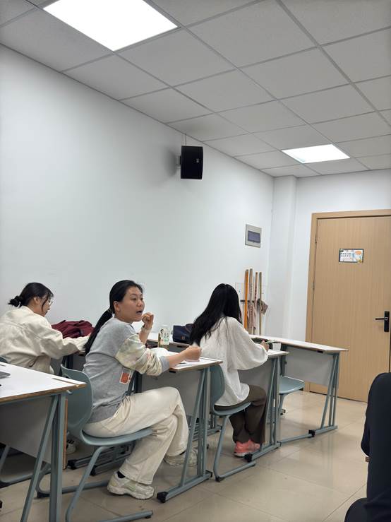 人们在房间里AI 生成的内容可能不正确。