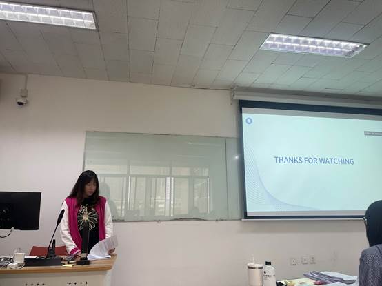 房间里的人AI 生成的内容可能不正确。