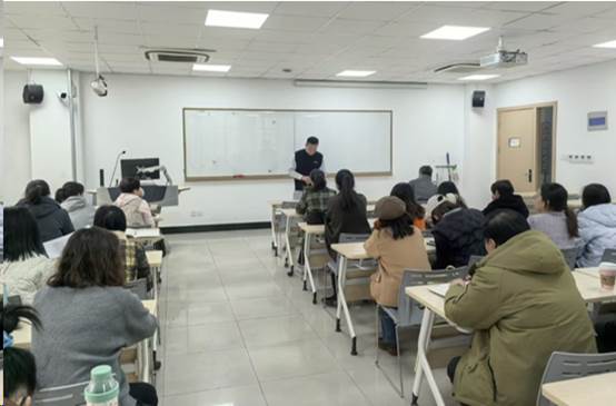 会议室里的人们AI 生成的内容可能不正确。