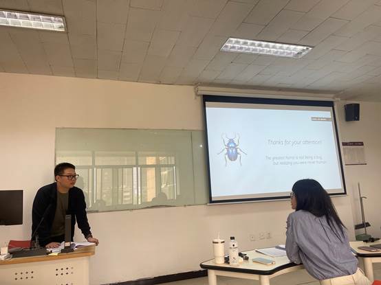 图片包含 人, 室内, 天花板, 男人AI 生成的内容可能不正确。