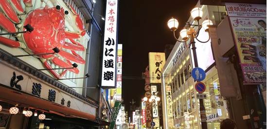 街道上有许多商店招牌AI 生成的内容可能不正确。