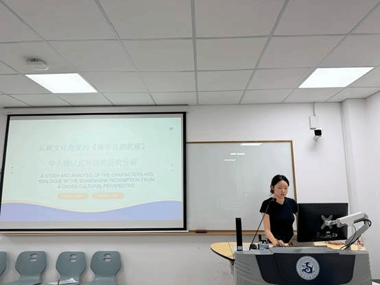 人在房间里低可信度描述已自动生成