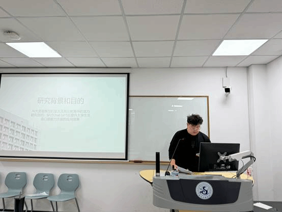 男人站在桌子上低可信度描述已自动生成