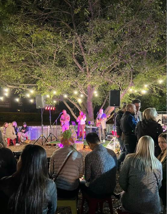 女人站在人群中AI 生成的内容可能不正确。